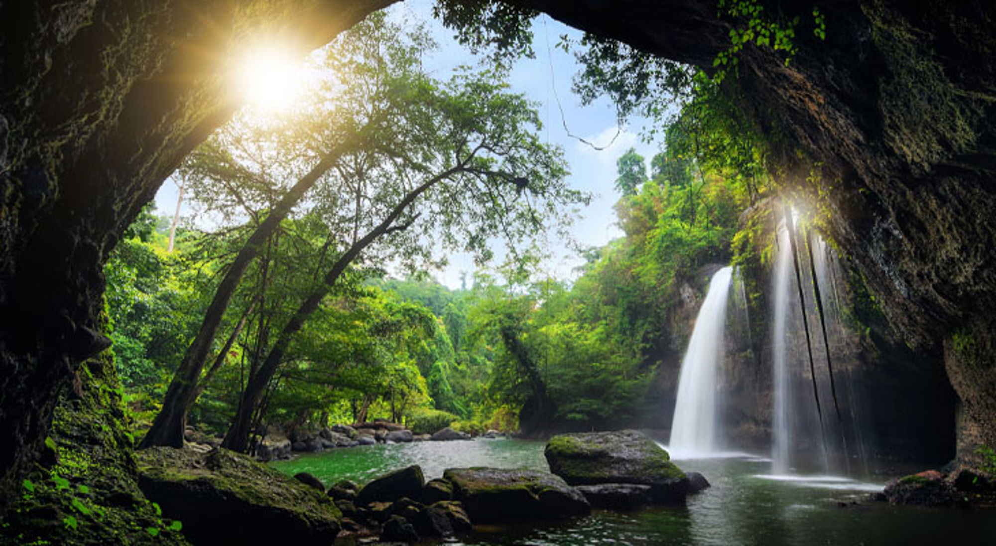 Waterval in een groene jungle met zonlicht, Thailand.
