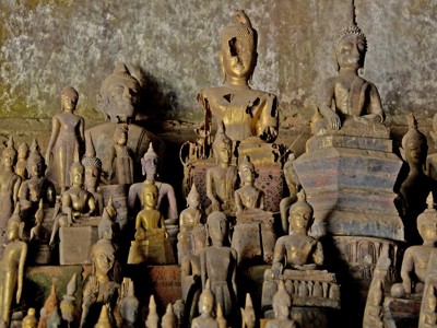 Verzameling Boeddhabeelden in een grot tijdens de route Laos & Cambodja.