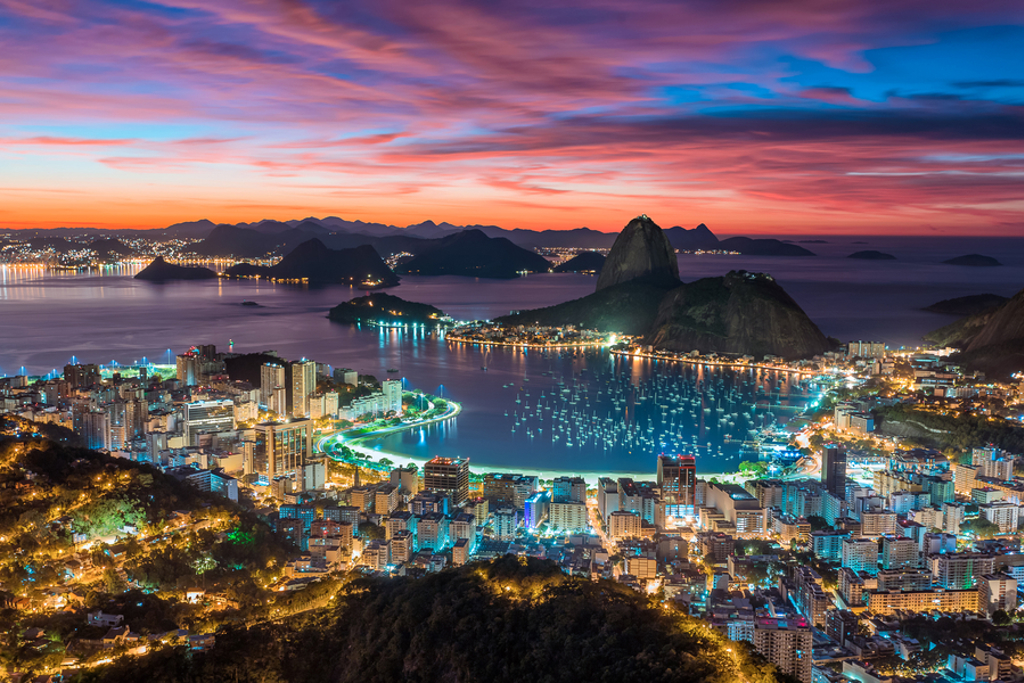 Avondzicht op Rio de Janeiro met de Suikerbroodberg en verlichte Guanabara-baai, Brazilië.