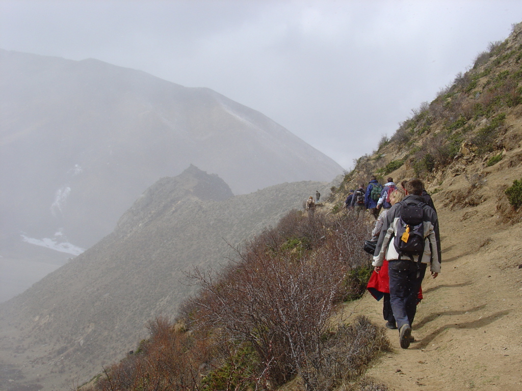 Groep wandelaars op bergpad in de Himalaya tijdens groepsrondreis Tibet en Nepal.