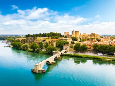 Fietsroute door het Provençaalse landschap met wijngaarden en heuvels tijdens een 8-daagse fietsvakantie in de Provence.