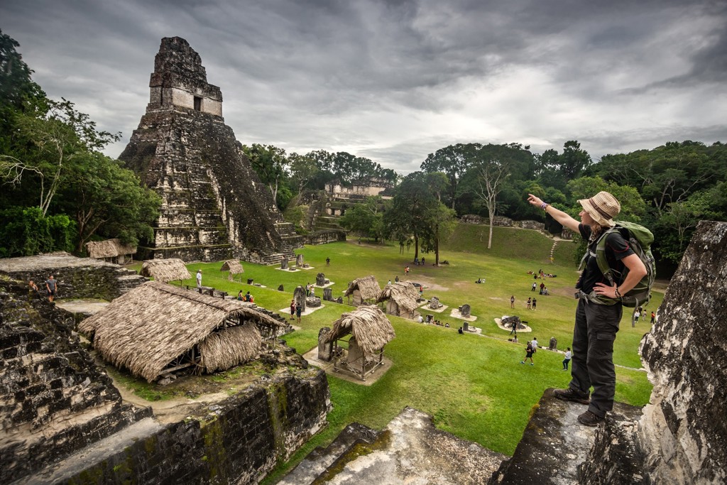 Reiziger bij de Maya-tempels van Tikal in Guatemala tijdens een groepsrondreis naar Guatemala en Copán.