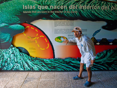 Gids bij informatiebord over vulkanische oorsprong van de Galapagos-eilanden tijdens route Ecuador en Galapagos.