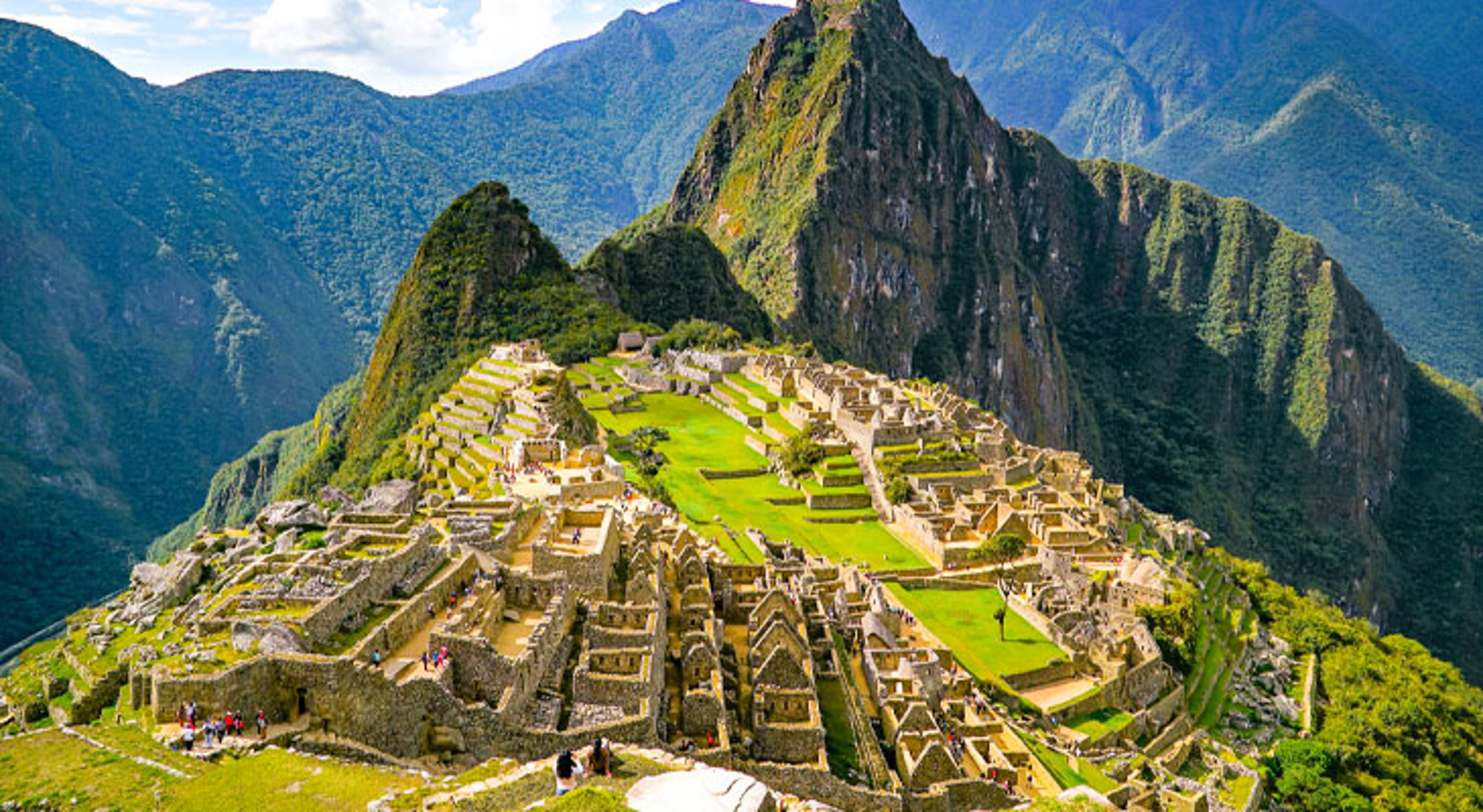 Machu Picchu in Peru met Inca-ruïnes en groene terrassen, omringd door hoge bergen.