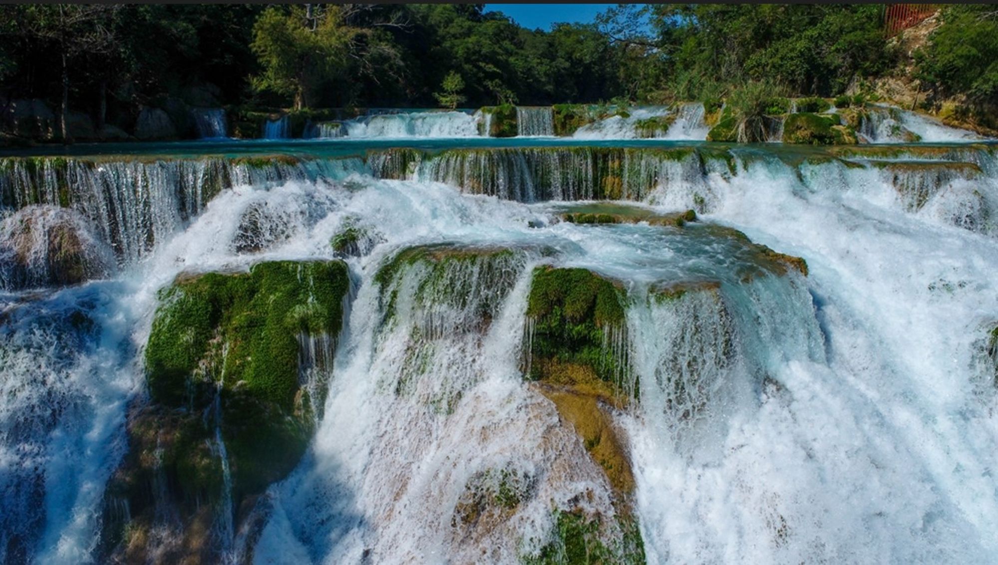 Cascaderende watervallen met turquoise water en groene rotsen in Mexico.