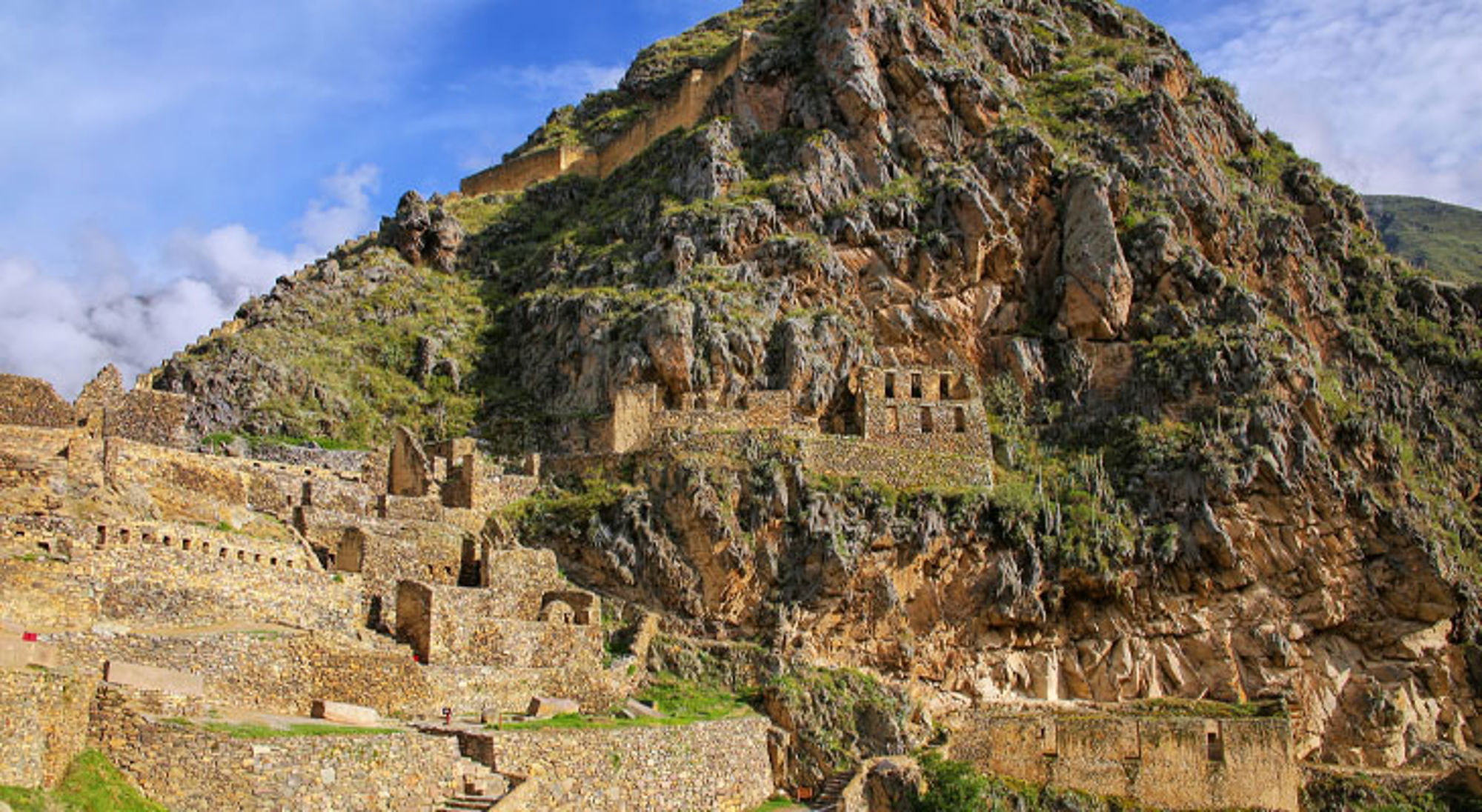 Inca-ruïnes van Ollantaytambo tegen een steile bergwand in de Heilige Vallei, Peru.
