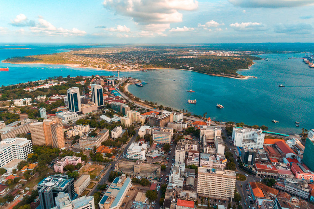 Dar es Salaam met skyline, haven en kustlijn aan de Indische Oceaan tijdens de 22-35ers reis Kenia & Tanzania.