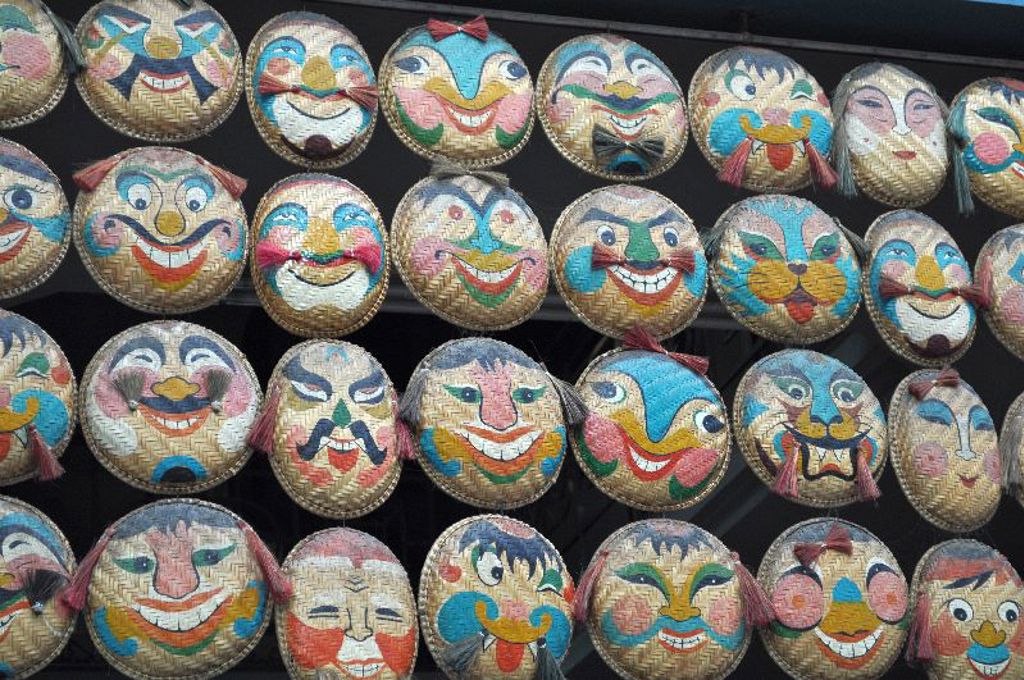 Gekleurde Vietnamese maskers van gevlochten bamboe op een markt, Familiereis Vietnam.