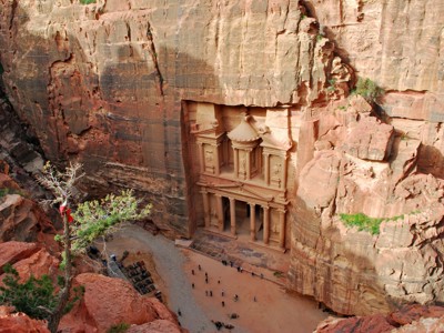 Uitzicht op het klooster Ad Deir in Petra, Jordanië, uitgehouwen in de rotswand.