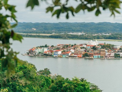Uitzicht op kleurrijke huizen aan het water in Flores, Guatemala, tijdens de route Guatemala, El Salvador en Honduras.