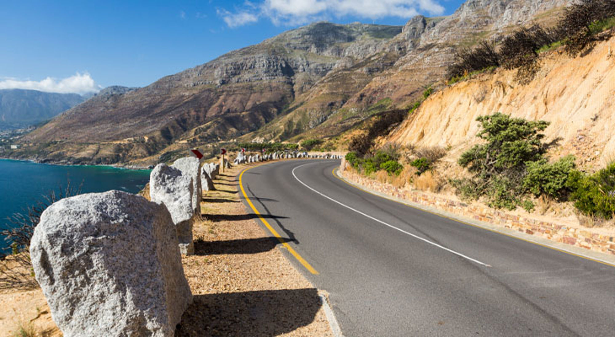Kustweg Chapman’s Peak Drive langs de Atlantische Oceaan bij Kaapstad, Zuid-Afrika.