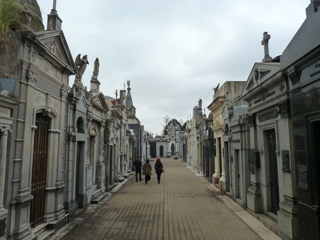 Grafmonumenten langs een laan op begraafplaats Recoleta in Buenos Aires, tijdens groepsrondreis Brazilië en Buenos Aires.