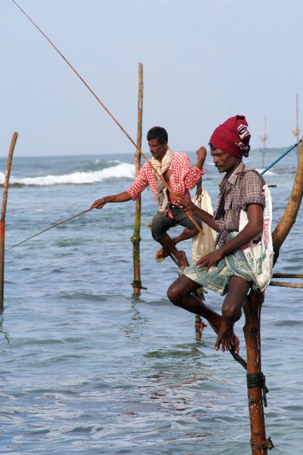 Steltvissers vissen in zee bij de kust van Sri Lanka tijdens een familiereis.