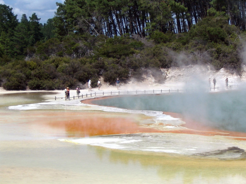 Wai-O-Tapu geothermisch park in Nieuw-Zeeland met kleurrijke warmwaterbronnen en wandelpad.