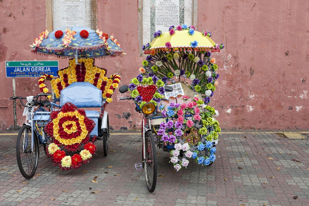 Twee kleurrijk versierde fietstaxi’s (trishaws) bij Jalan Gereja in Melaka, Maleisië.