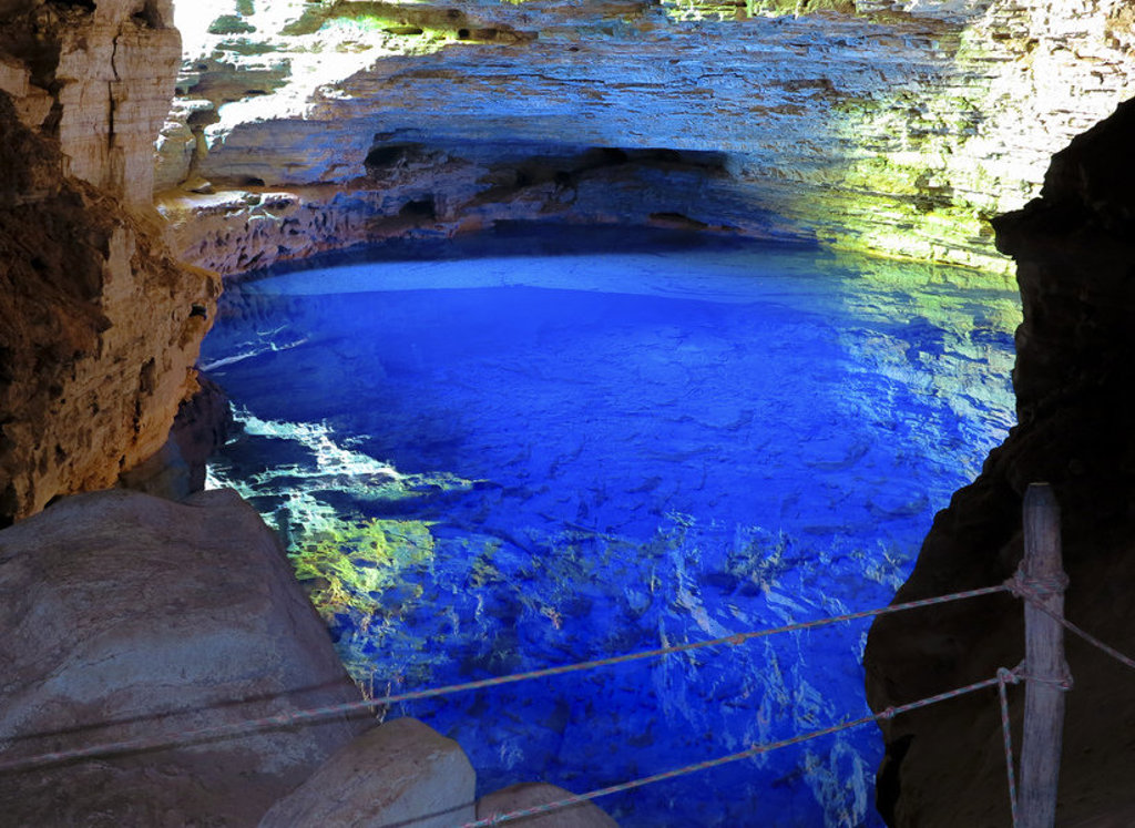 Kristalhelder blauw water in een grot, tijdens een 22-35ers reis door Brazilië.