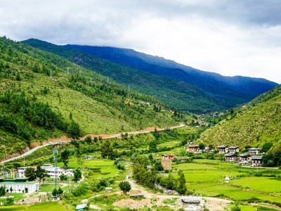 Groene vallei met rijstvelden en dorpjes in Bhutan, langs de route Sikkim en Bhutan.