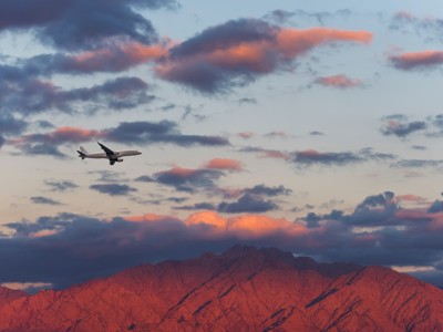 Vliegtuig boven bergen bij zonsondergang, start van Route Jordanië.