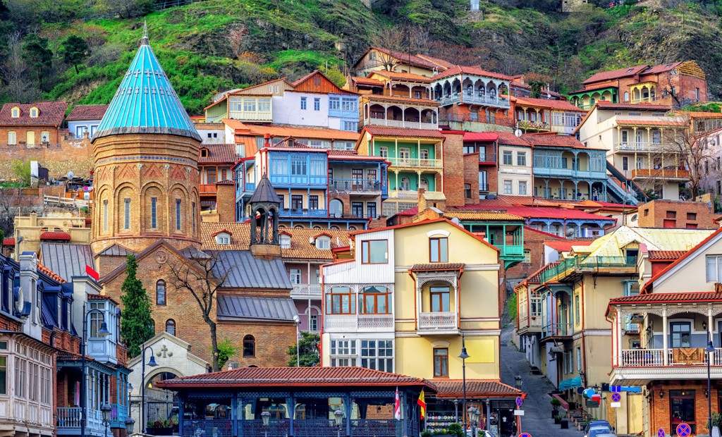 Kleurrijke oude binnenstad van Tbilisi met traditionele balkons en kerk met blauw dak, Georgië.