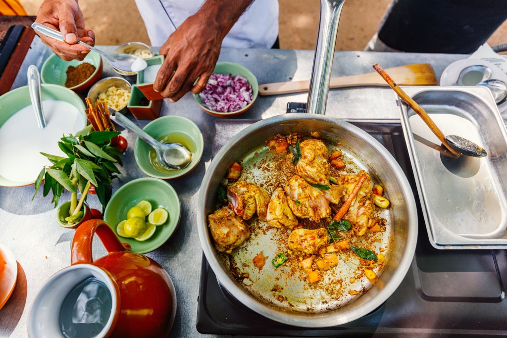 Sri Lankaanse curry koken met verse kruiden, limoenen en specerijen tijdens een 22-35ers groepsreis Sri Lanka.