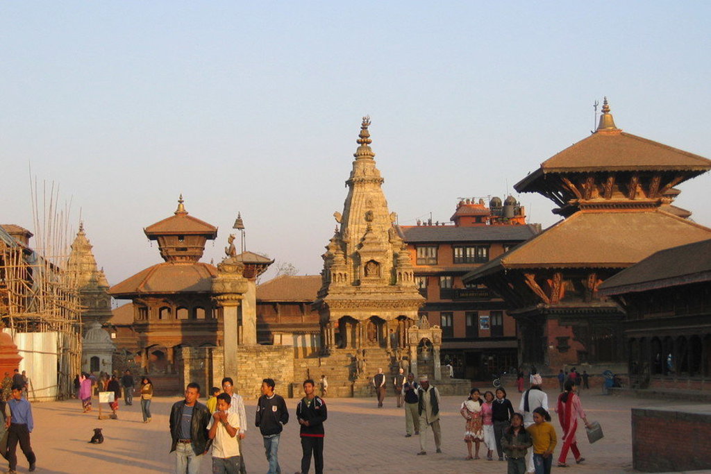 Tempelcomplex op Durbar Square in Kathmandu, Nepal, met reizigers op het plein.