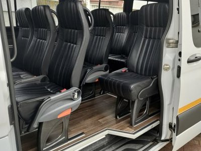 Openbaar vervoer in Zuid-Afrika: perron met roltrappen en overkapping.