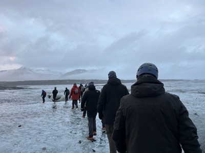 Groep wandelt met helm en stijgijzers over een IJslandse gletsjer tijdens de winterroute.