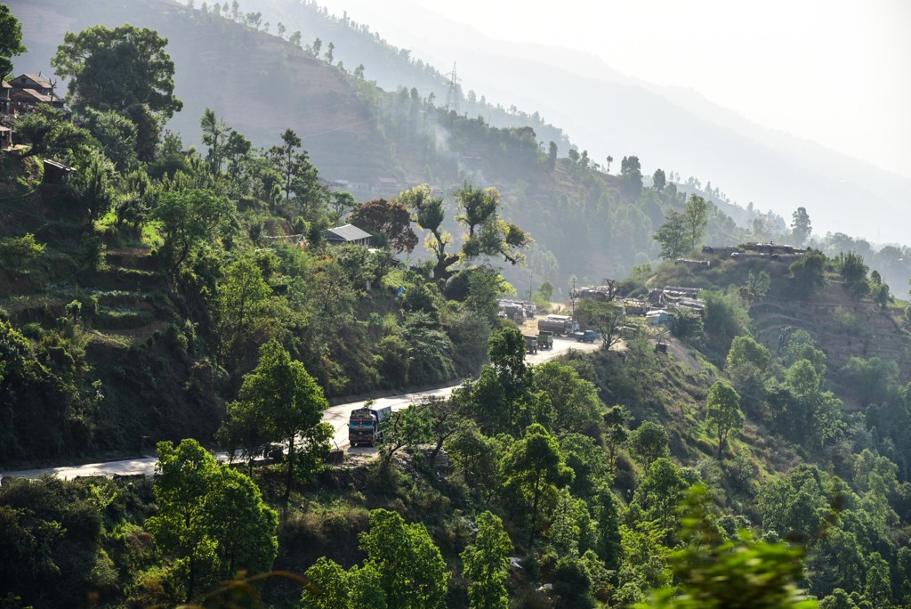 Groene heuvels met slingerende bergweg en dorpjes in Nepal tijdens een groepsrondreis.
