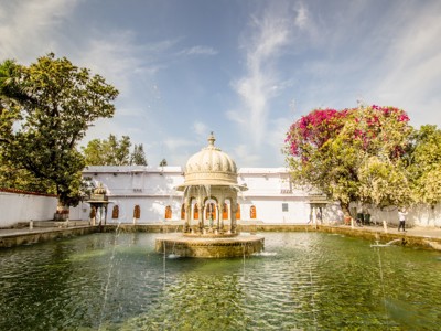 Fontein met koepelpaviljoen in de tuin van het City Palace in Udaipur, Route India.