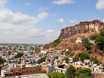 Uitzicht op het Mehrangarh Fort boven de blauwe stad Jodhpur in Noord-India.