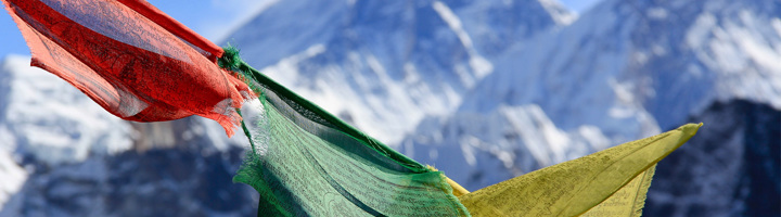 Gekleurde gebedsvlaggen in de Himalaya tijdens een rondreis of wandelvakantie in Nepal.