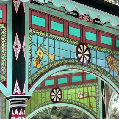 Kleurrijke mozaïekversiering met muziekinstrumenten op een gebouw in Indonesië tijdens groepsrondreis Java, Bali en Lombok.