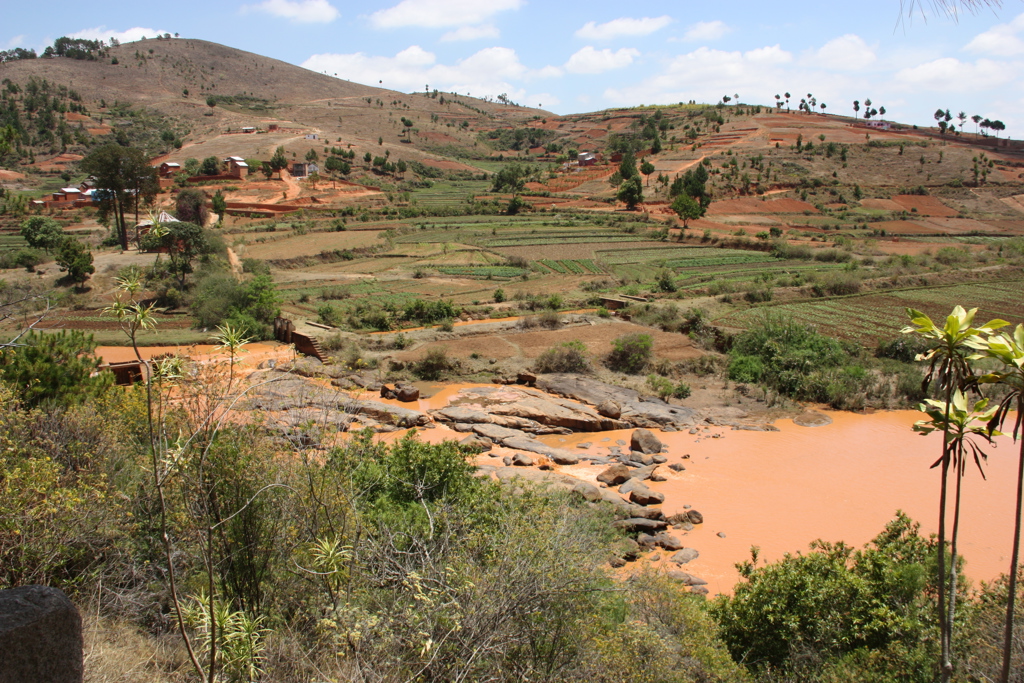 Landschap met terrassen en akkers in de heuvels van Madagascar tijdens een groepsrondreis.