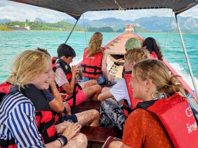 Tropische jungle met hoge bomen en lianen langs de route Thailand Comfort Plus.