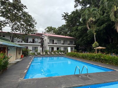 Zwembad bij Eco Arenal lodge in Costa Rica, omringd door tropisch groen.