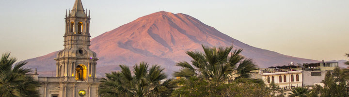 Kathedraal van Arequipa met de vulkaan El Misti op de achtergrond bij zonsondergang.