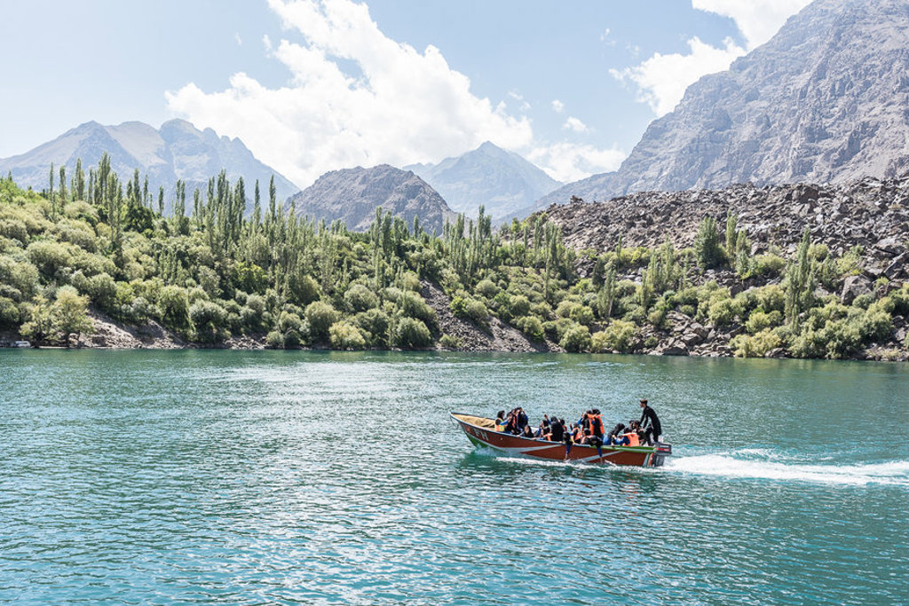 Boottocht over de Hunza-rivier in Baltistan, Pakistan, met berglandschap op de achtergrond.