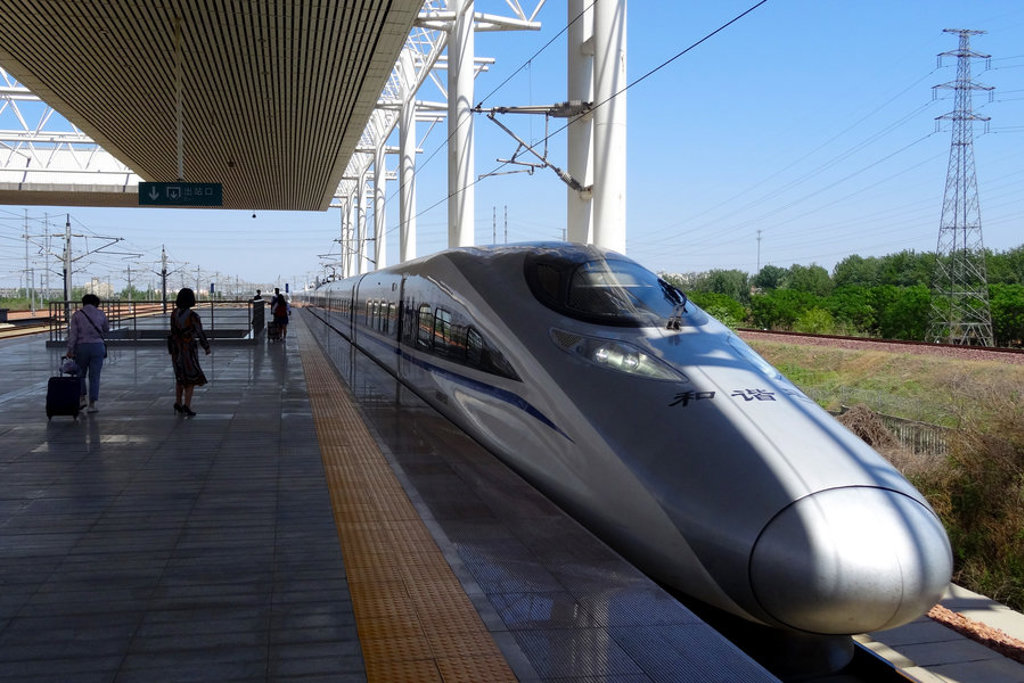 Hogesnelheidstrein op perron in China tijdens groepsrondreis China Hoogtepunten (17 dagen).