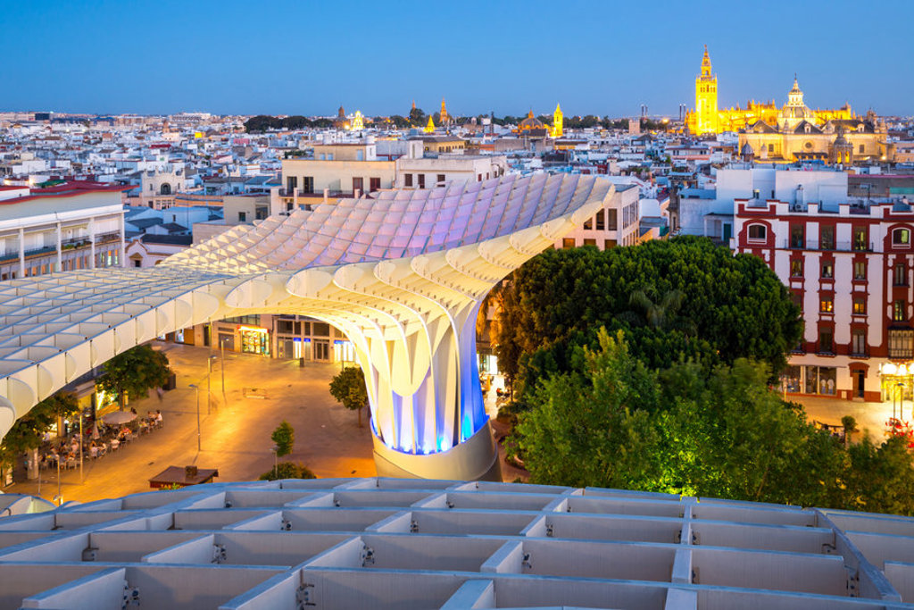 Avondzicht op Sevilla met Metropol Parasol en de verlichte kathedraal, Andalusië, Spanje.