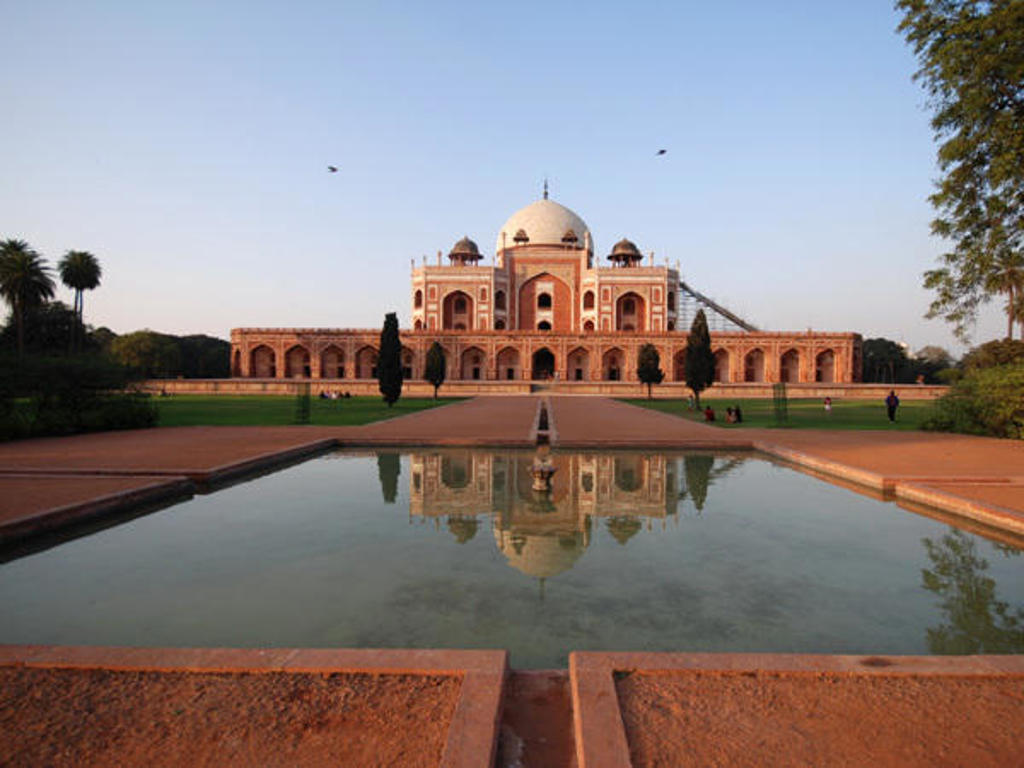 Humayun’s Tomb in Delhi met weerspiegeling in de vijver, hoogtepunt van een groepsrondreis Noord-India.