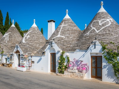 Trulli-huisjes met kegelvormige daken in Alberobello, Puglia en Matera-route.