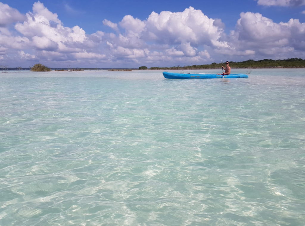 Kajakken op helderblauw water tijdens een 22-35ers reis Mexico.