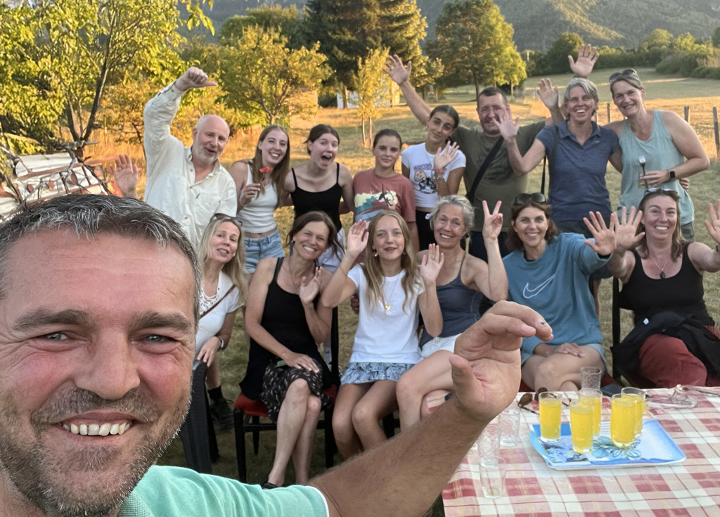 Groepsselfie van deelnemers aan de familiereis Kroatië en Montenegro tijdens een gezellige picknick in de natuur.