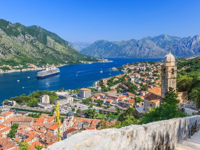 Uitzicht over de Baai van Kotor met oude stad, kerktoren en cruiseschip, Montenegro.