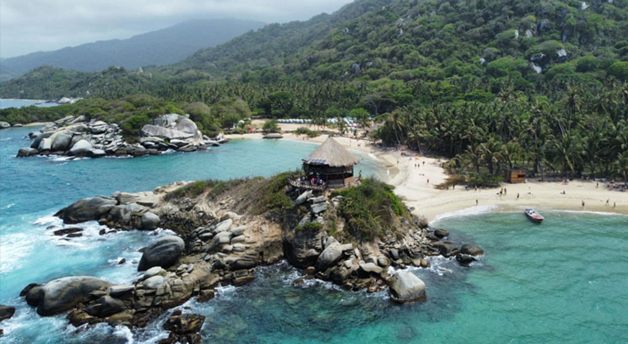 Uitzicht op een baai met strand, rotsen en turquoise zee in Tayrona National Park, Colombia.