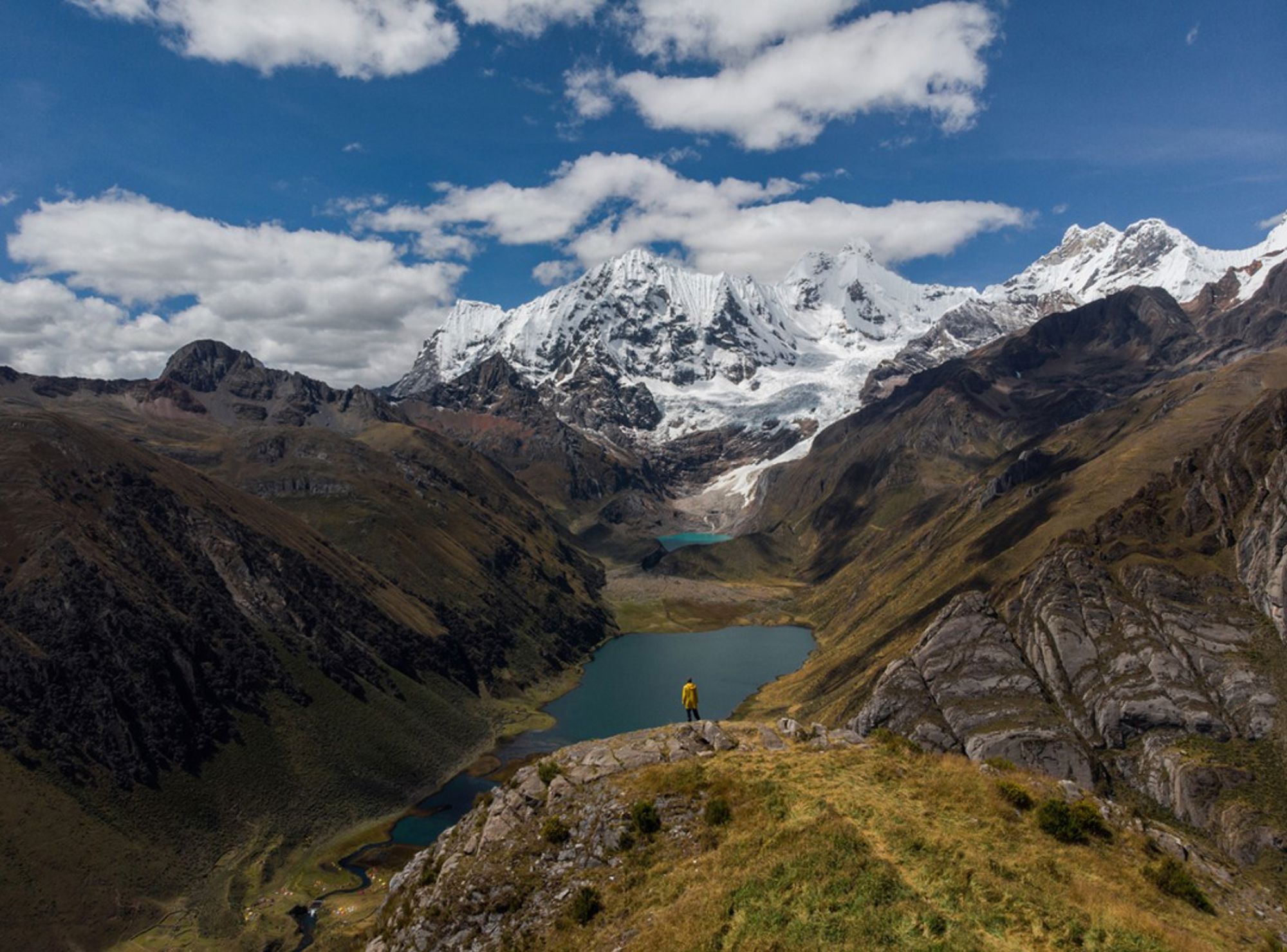 Uitzicht op besneeuwde Andesbergen en een bergmeer in Peru.