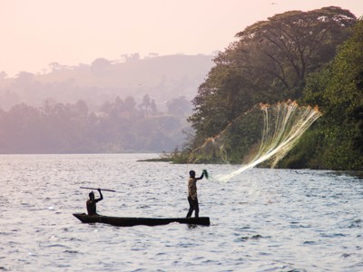 Vissers in een kano werpen een net uit op het Victoriameer tijdens de route Kenia en Tanzania.