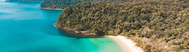 Tropisch strand en turquoise zee bij Koh Rong, Cambodja.