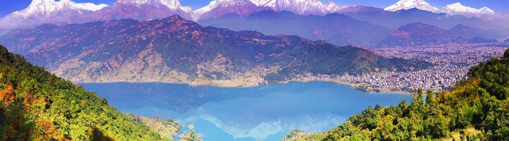 Panoramisch uitzicht op Pokhara met Phewa Lake en de besneeuwde Annapurna-bergen op de achtergrond.