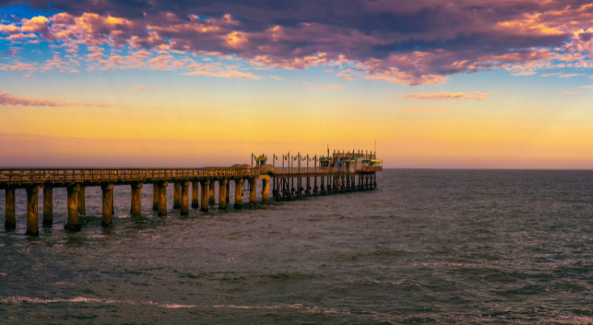 Steiger van Swakopmund bij zonsondergang aan de Atlantische kust van Namibië.